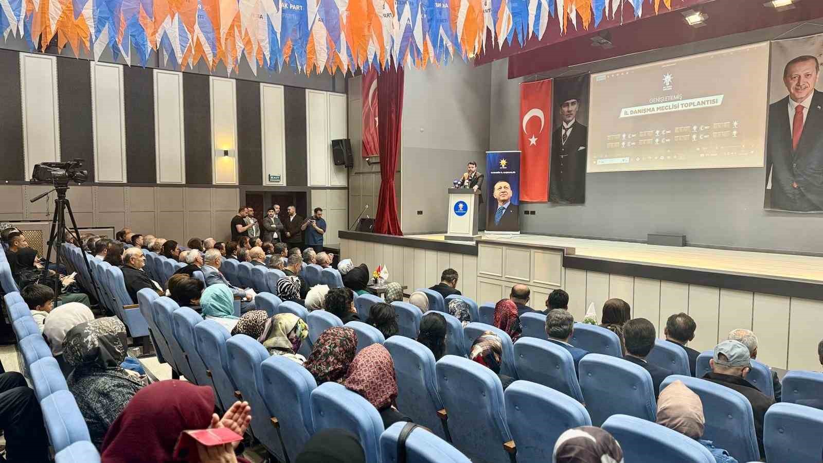 Milletvekili Şahin: "AK Parti&rsquo;de eski olmaz, sadece bayrak yarışı olur"
