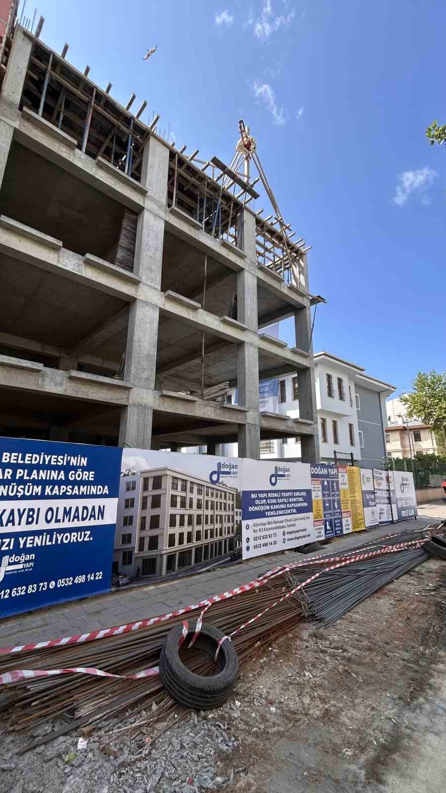 Fatih’te İETT otobüsünün altından giren inşaat demiri, yolcuyu yaraladı
