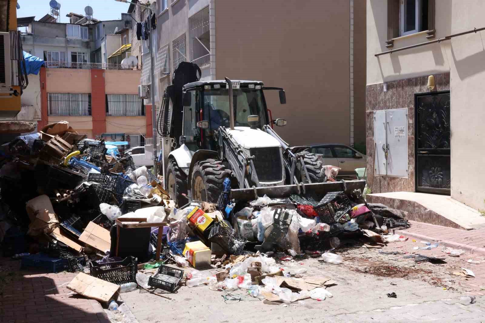 Mersin&rsquo;de bir evden tonlarca &ccedil;&ouml;p &ccedil;ıktı
