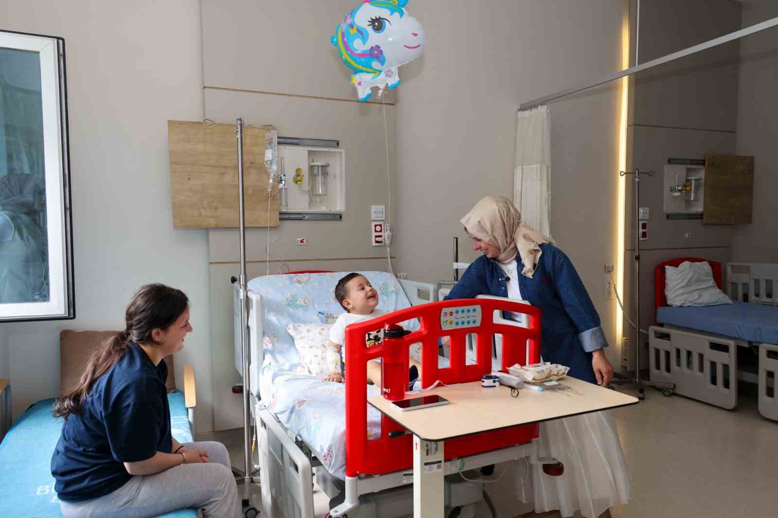 Hastanede tedavi g&ouml;ren &ccedil;ocuklarla sevindiren hediyeler
