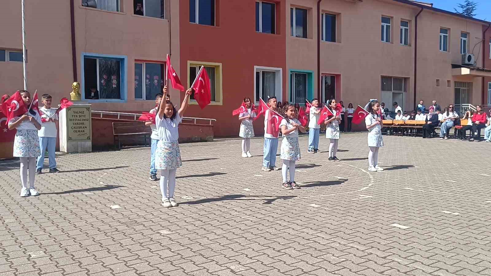 Minik y&uuml;reklerden ertelenen 23 Nisan coşkusu
