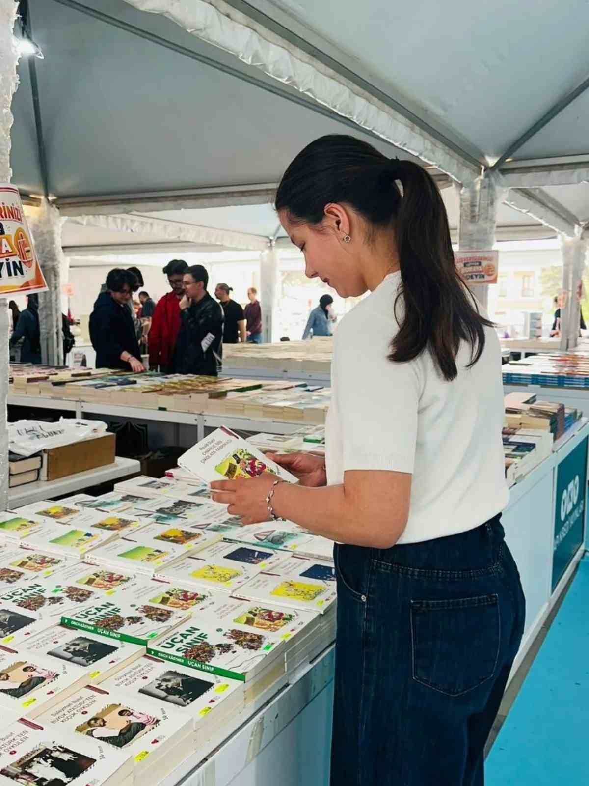 Koruma altındaki &ccedil;ocuklar kitap fuarında yazarlarla buluştu
