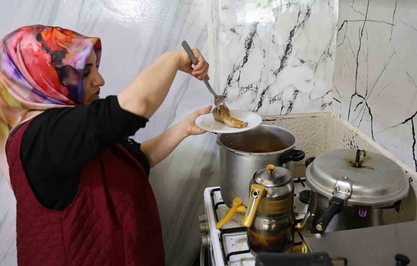 Şırdan ve mumbar yapıp pazarlarda sattı, şimdi kendi d&uuml;kkanının patronu oldu
