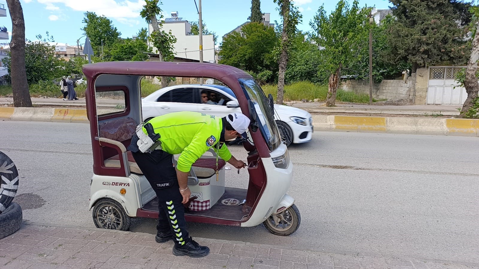 Elektrikli motor devrildi: 1 yaralı
