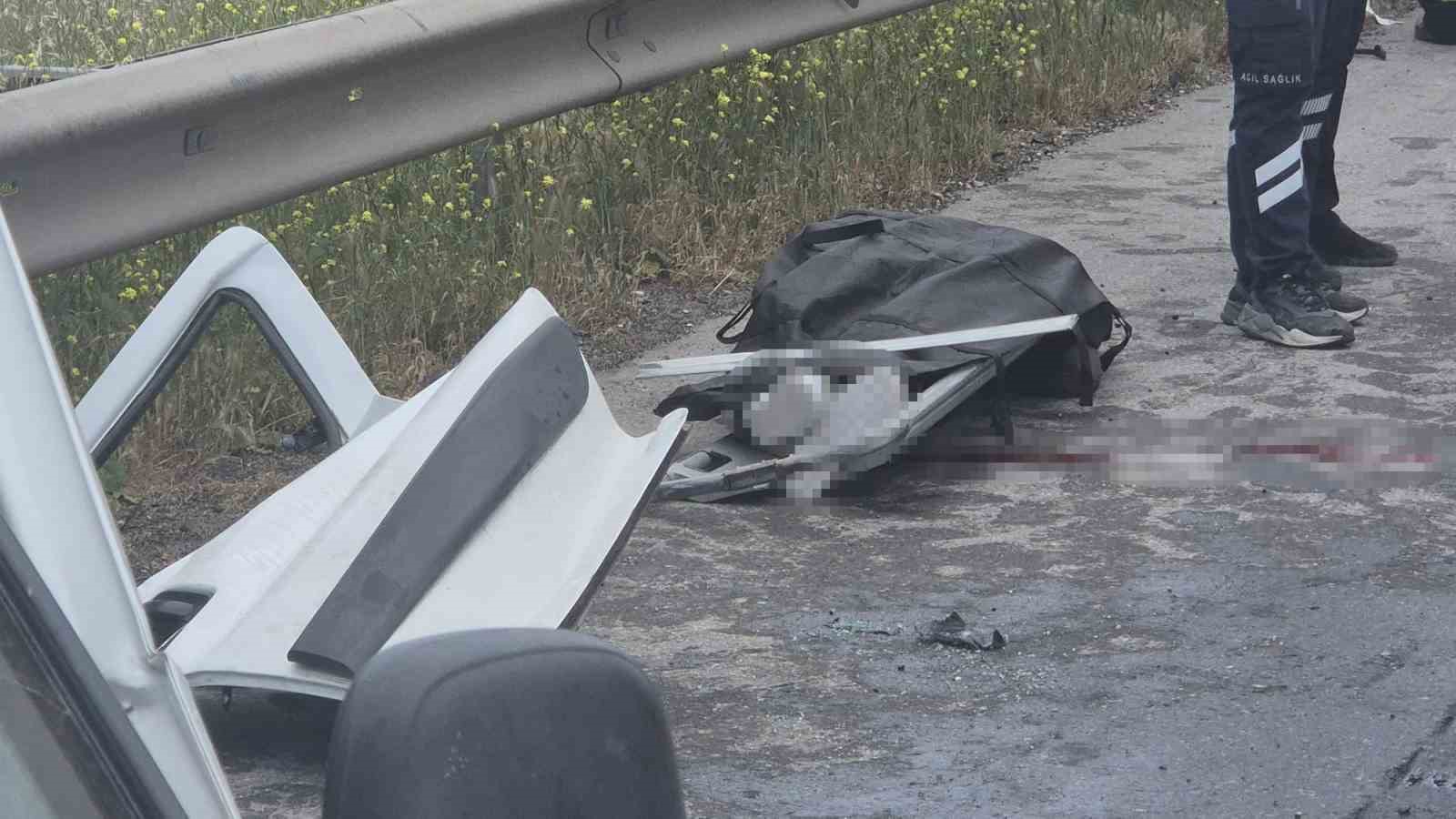 TAG Otoyolu&rsquo;nda tır hafif ticari araca arkadan &ccedil;arptı: 2 &ouml;l&uuml;, 2 yaralı
