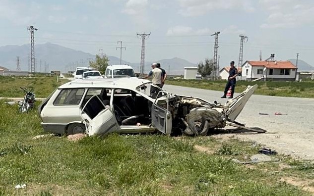 Otomobille hafif ticari ara&ccedil; &ccedil;arpıştı: 4 yaralı
