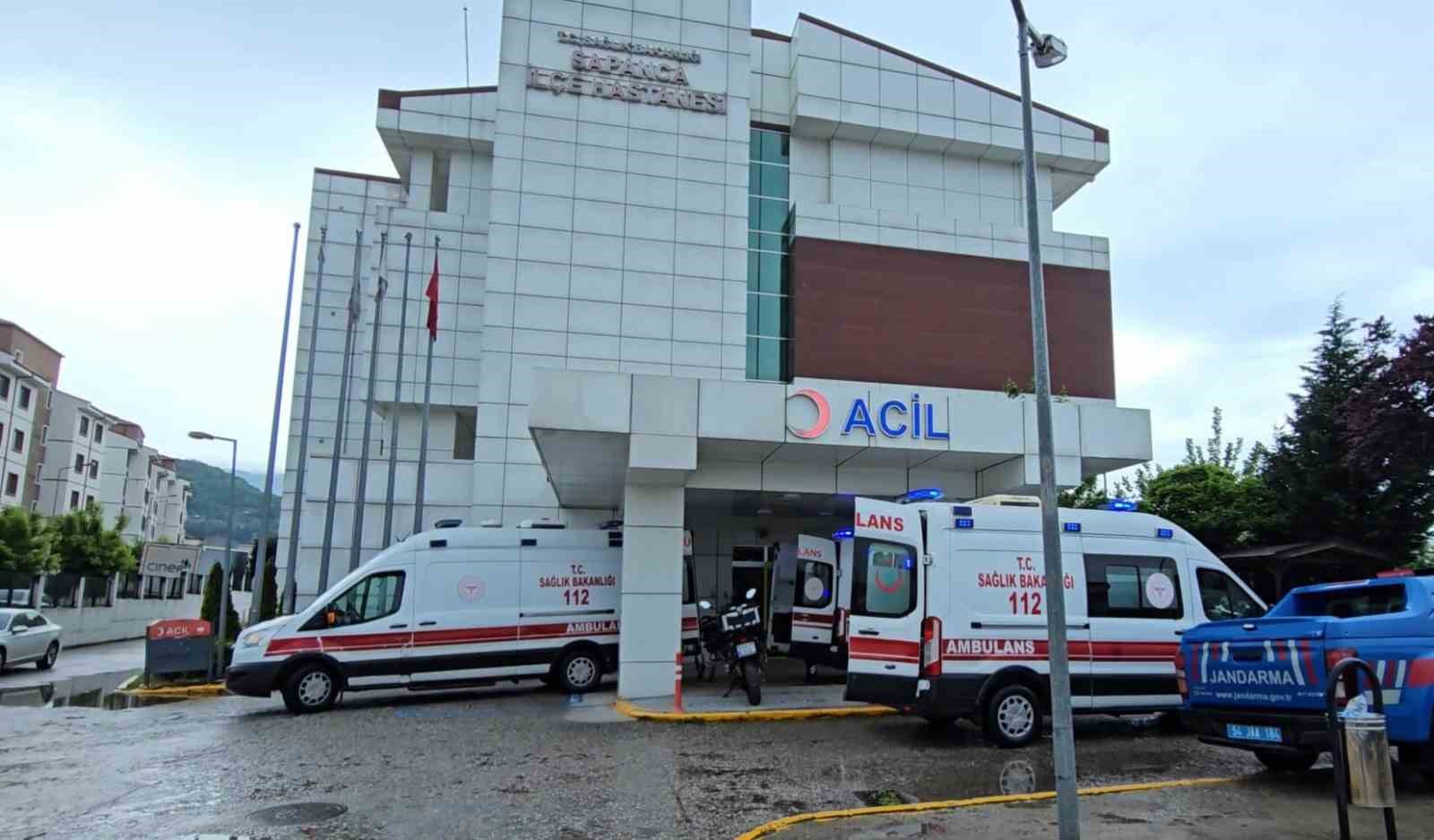 5 metre y&uuml;kseklikten şarampole u&ccedil;an ara&ccedil;taki 3 kişi yaralandı
