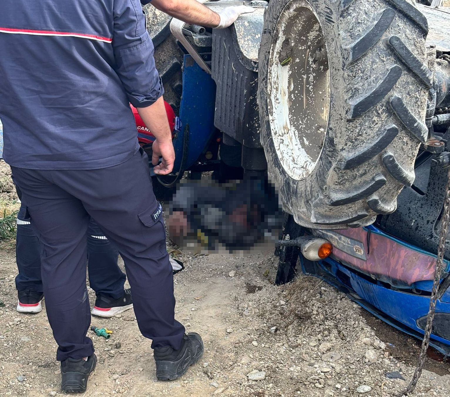 Adana&rsquo;da devrilen trakt&ouml;r&uuml;n altında kalan s&uuml;r&uuml;c&uuml; hayatını kaybetti
