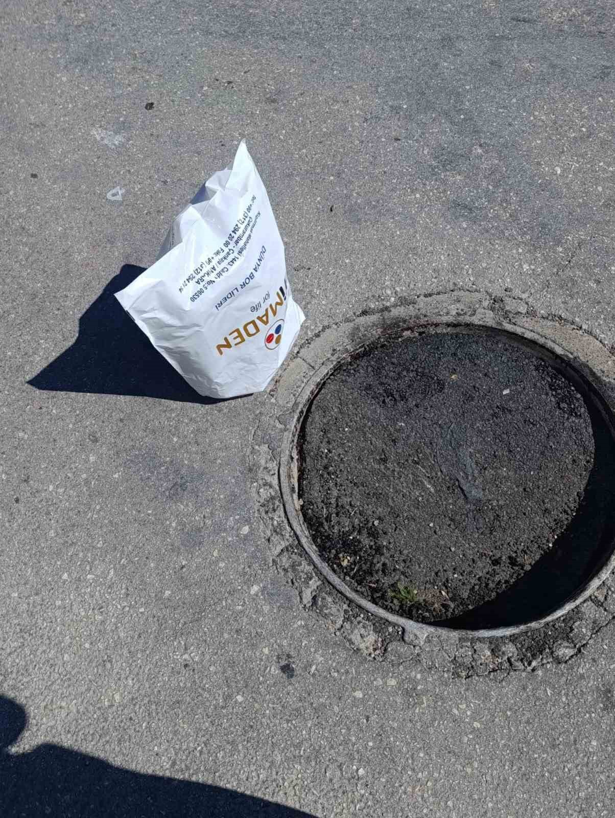 &Ccedil;&ouml;ken r&ouml;gar kapağını g&ouml;ren vatandaş poşetle &ouml;nlem aldı
