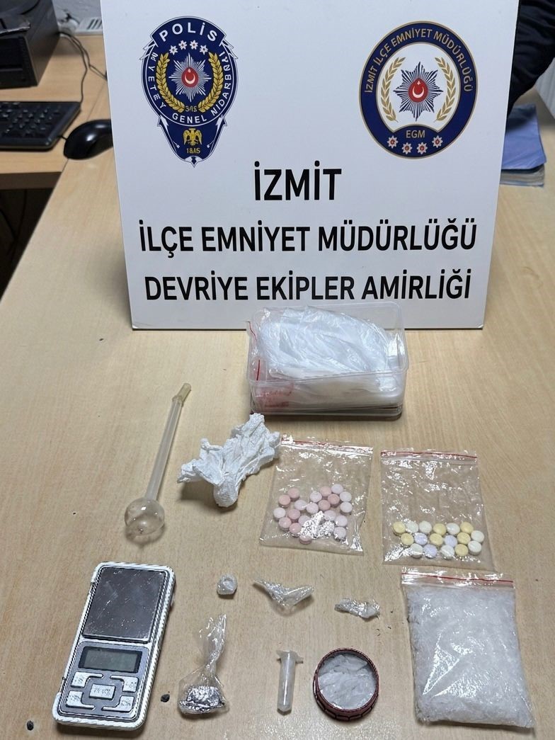 Sakarya&rsquo;dan Kocaeli&rsquo;ye gelen ara&ccedil;ta uyuşturucu ele ge&ccedil;irildi: 3 g&ouml;zaltı
