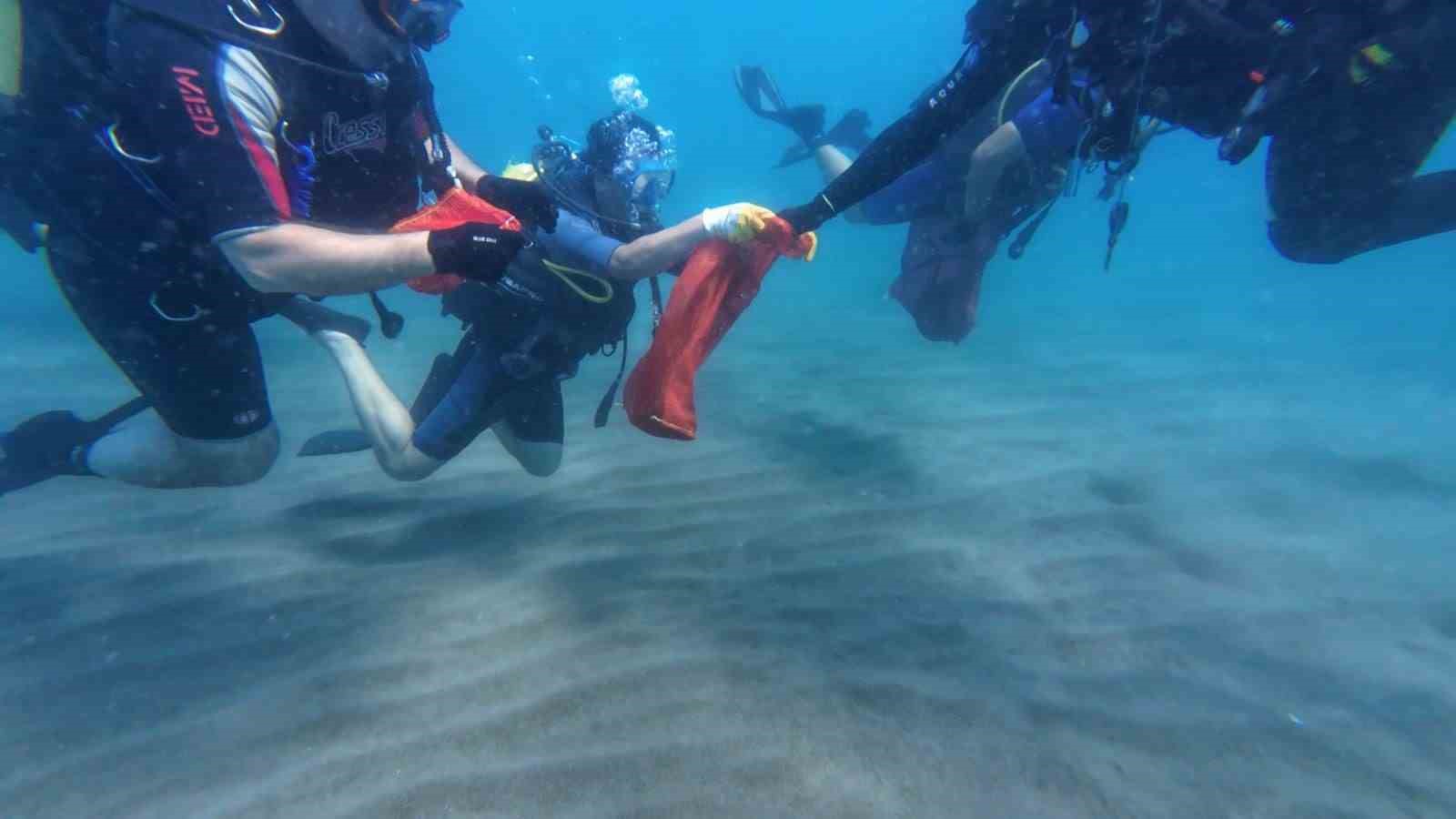 Antalya&rsquo;da 4 etaptan oluşan deniz dibi temizliğinde yaklaşık 20 ton atık &ccedil;ıkartıldı
