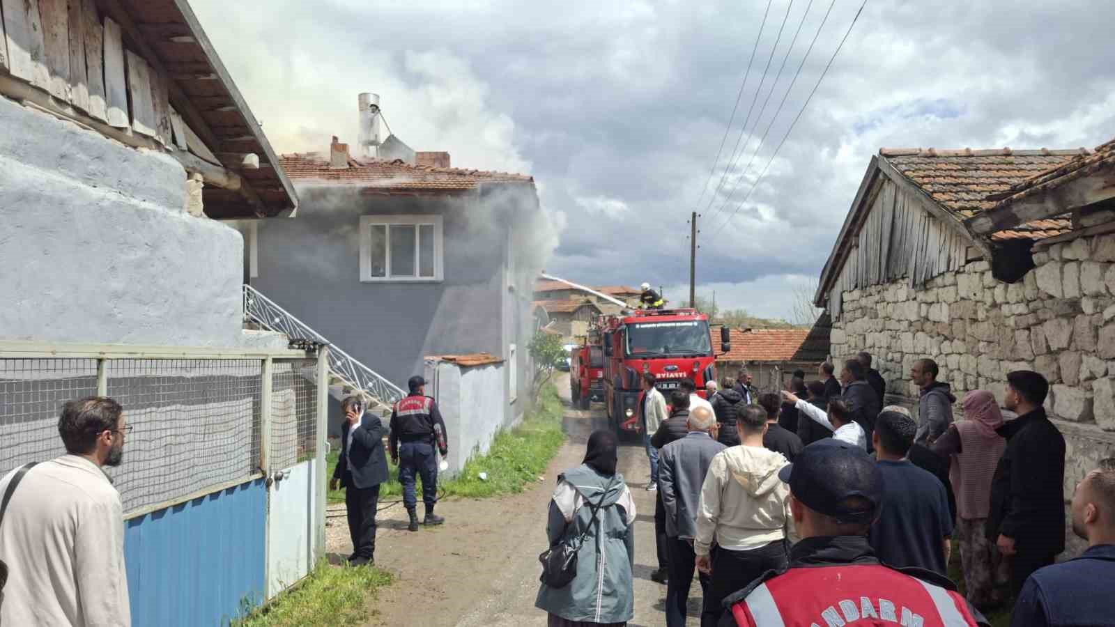 Seyitgazi&rsquo;de &ccedil;ıkan ev yangını maddi hasara yol a&ccedil;tı
