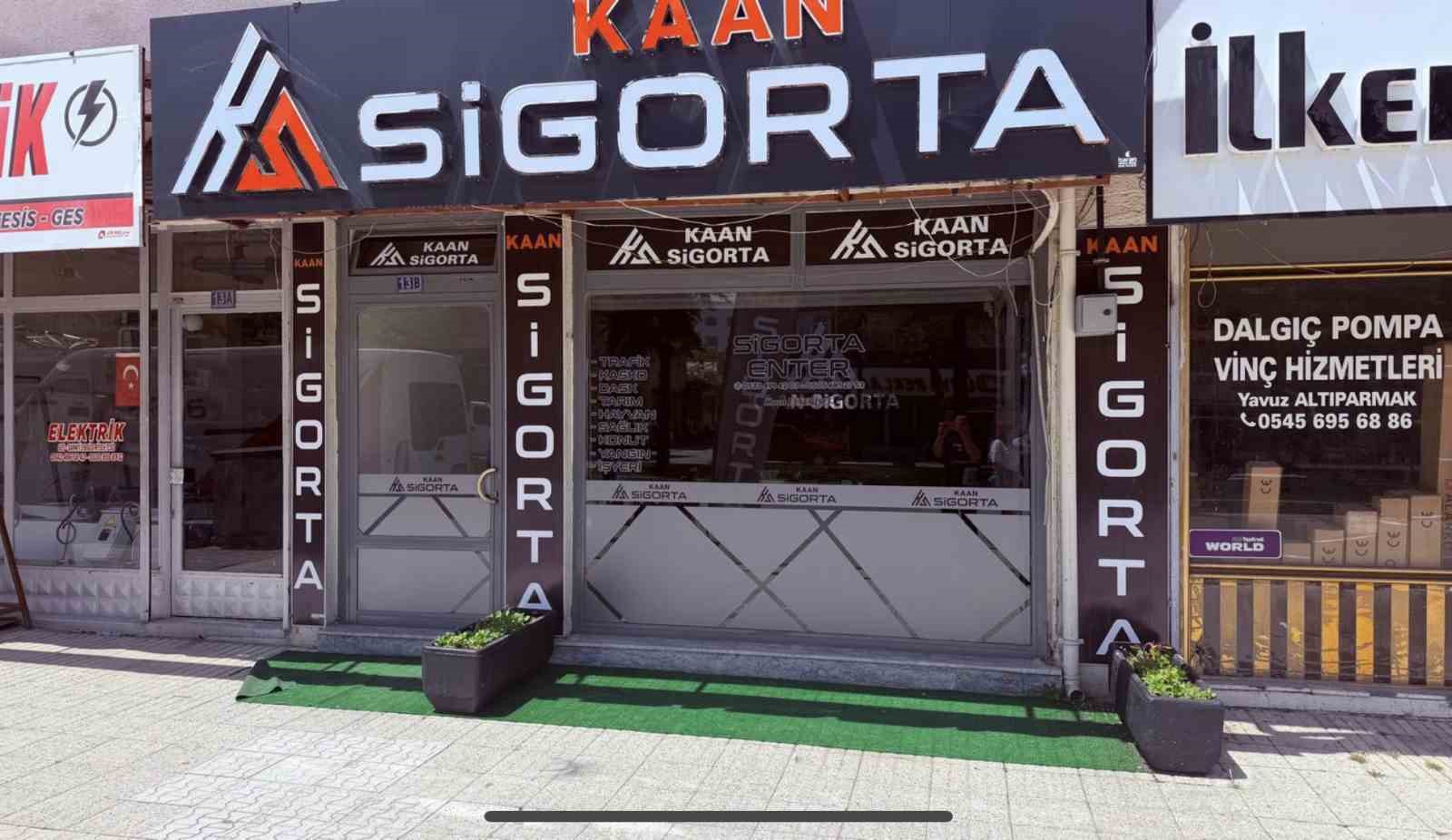 İş yeri &ouml;n&uuml;ndeki saksıdaki &ccedil;i&ccedil;ekleri s&ouml;k&uuml;p alıp gitti
