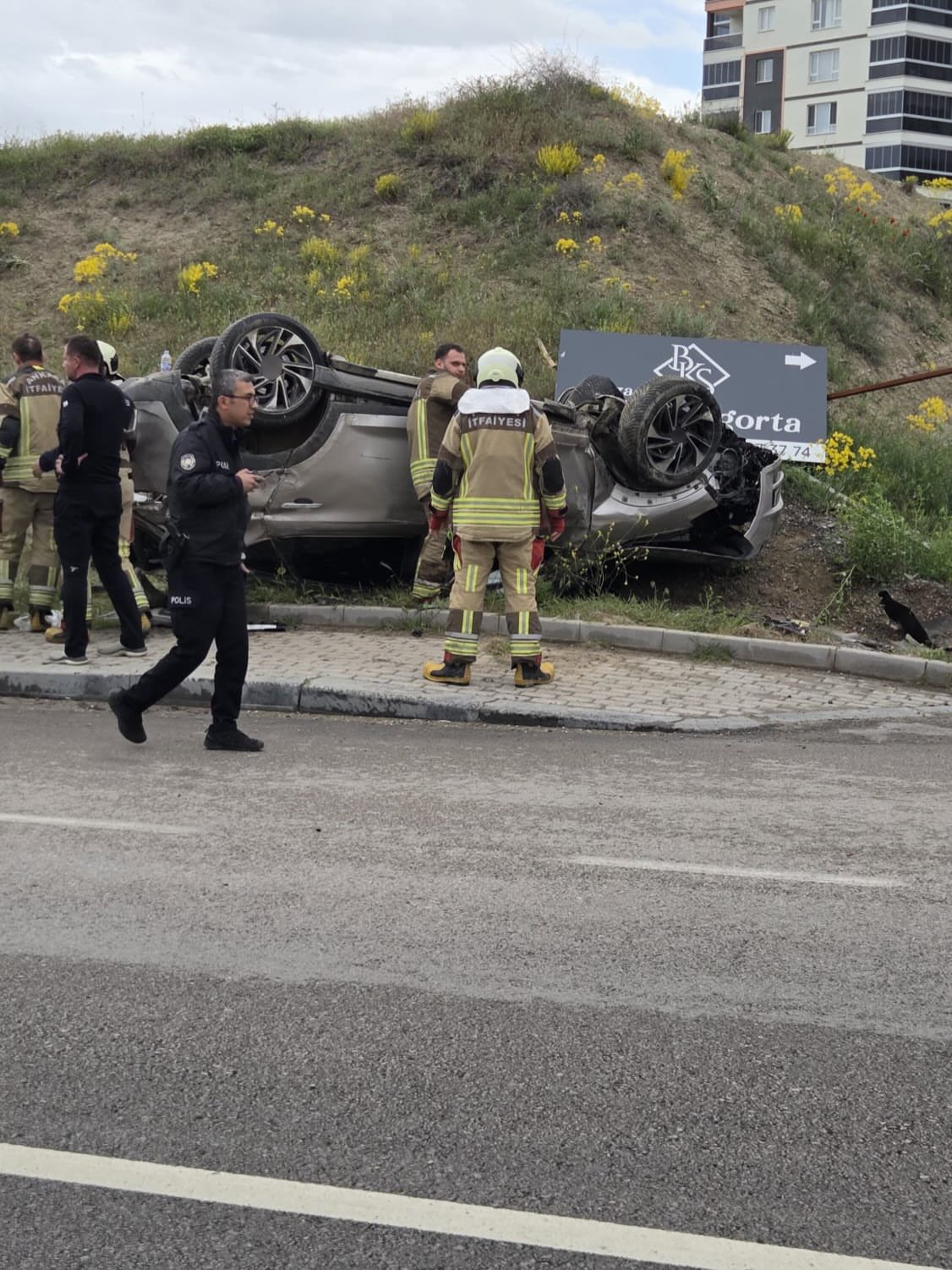 Başkentte takla atan otomobilden 3 kişi yaralı kurtuldu

