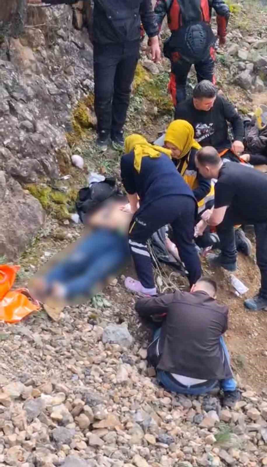 Zigana&rsquo;da feci kaza: Bariyerlere &ccedil;arpan motosikletten savrulan 2 gen&ccedil; u&ccedil;uruma d&uuml;şt&uuml;
