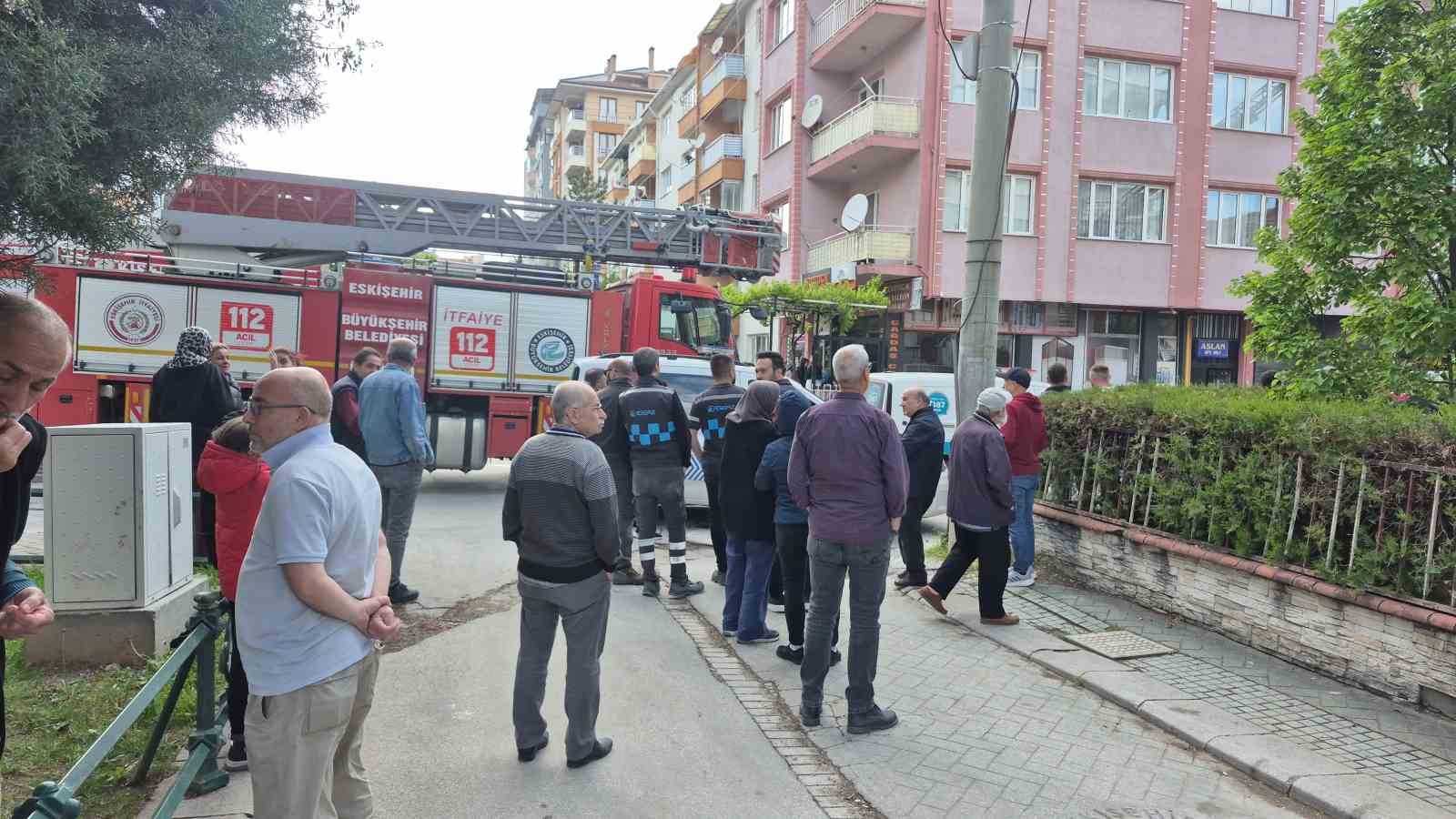 Yangında s&uuml;r&uuml;nerek ka&ccedil;maya &ccedil;alışan kadının durumu ağır
