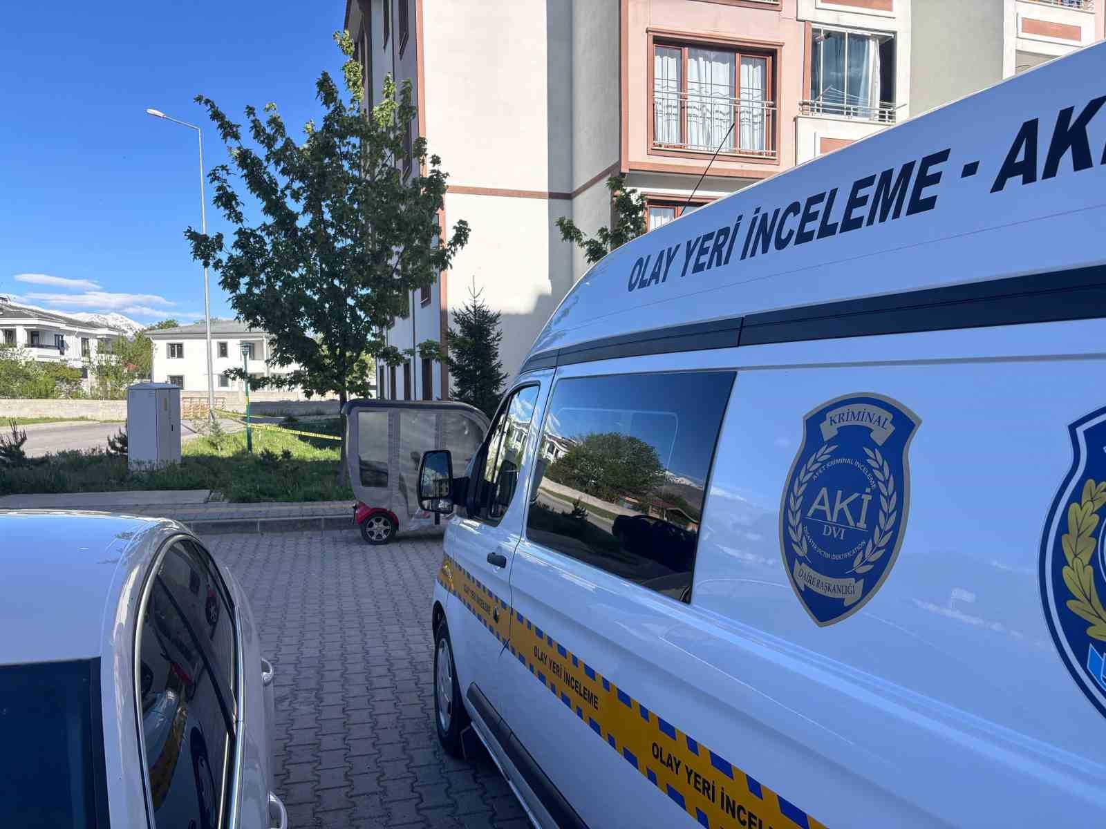 Erzincan&rsquo;da 4&rsquo;&uuml;nc&uuml; kattan d&uuml;şen &ccedil;ocuk ağır yaralandı
