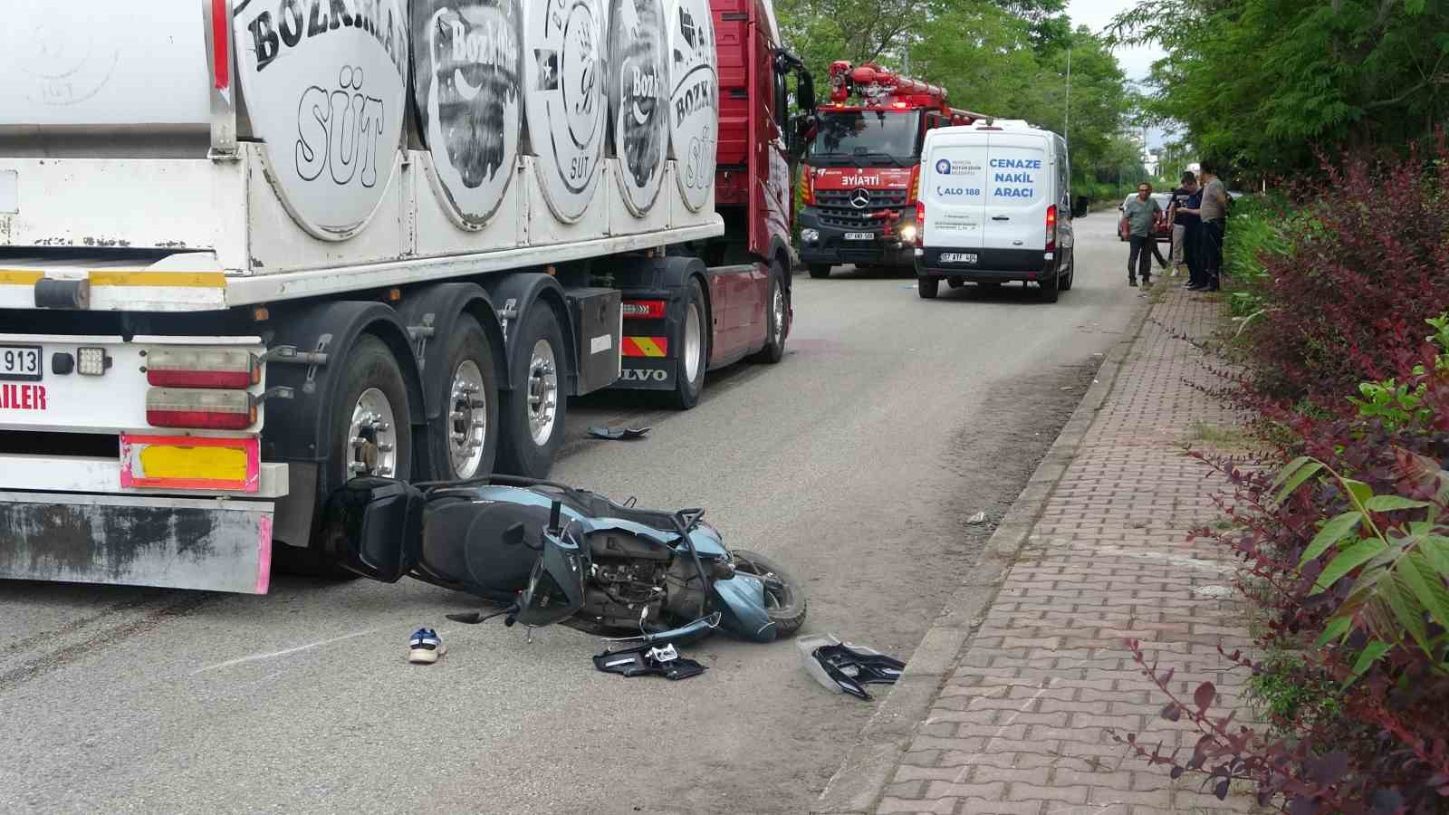Antalya&rsquo;da feci kaza: Tırın altında kalan 19 yaşındaki motosikletli gen&ccedil; hayatını kaybetti
