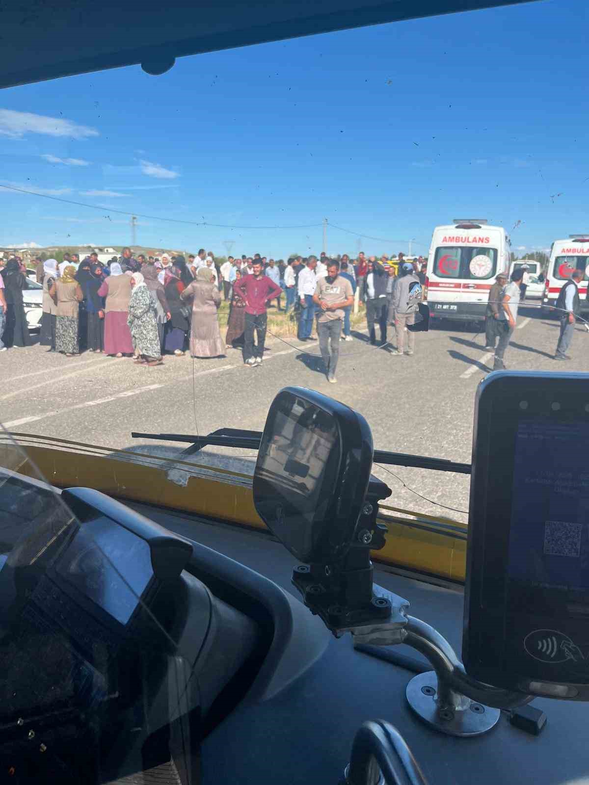 Diyarbakır&rsquo;da iki otomobil &ccedil;arpıştı: 6 yaralı
