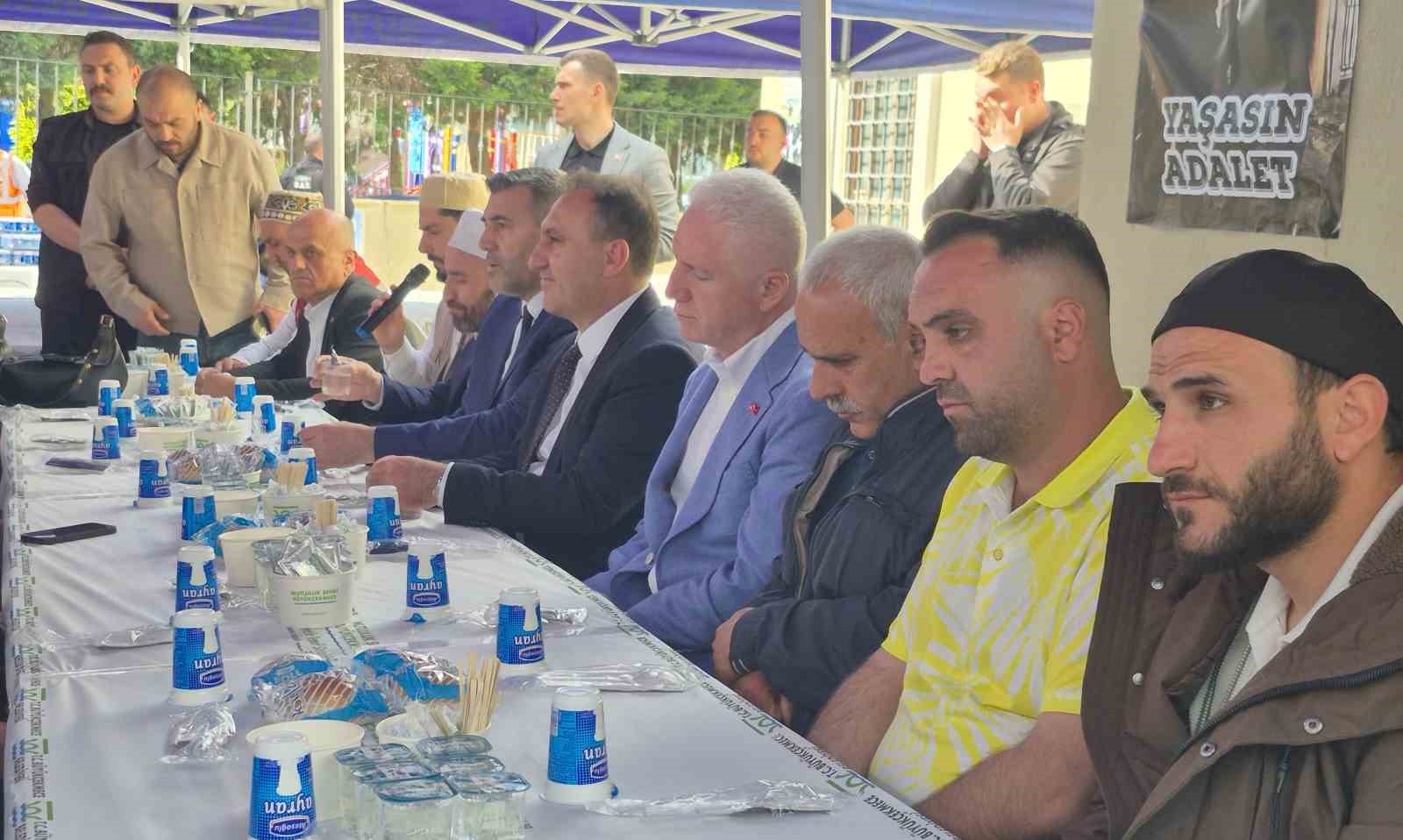 İstanbul Valisi G&uuml;l bı&ccedil;aklanarak &ouml;ld&uuml;r&uuml;len 16 yaşındaki Abdulbaki i&ccedil;in d&uuml;zenlenen mevlide katıldı

