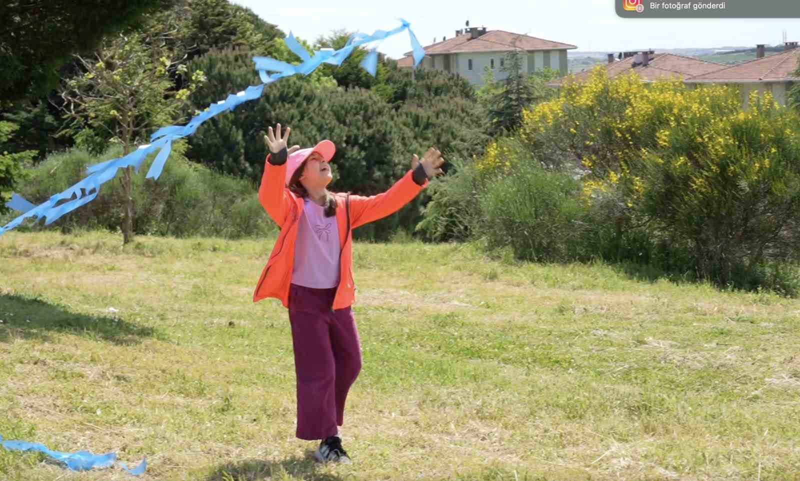 Arnavutk&ouml;y&rsquo;de geleneksel u&ccedil;urtma şenliği renkli g&ouml;r&uuml;nt&uuml;lere sahne oldu
