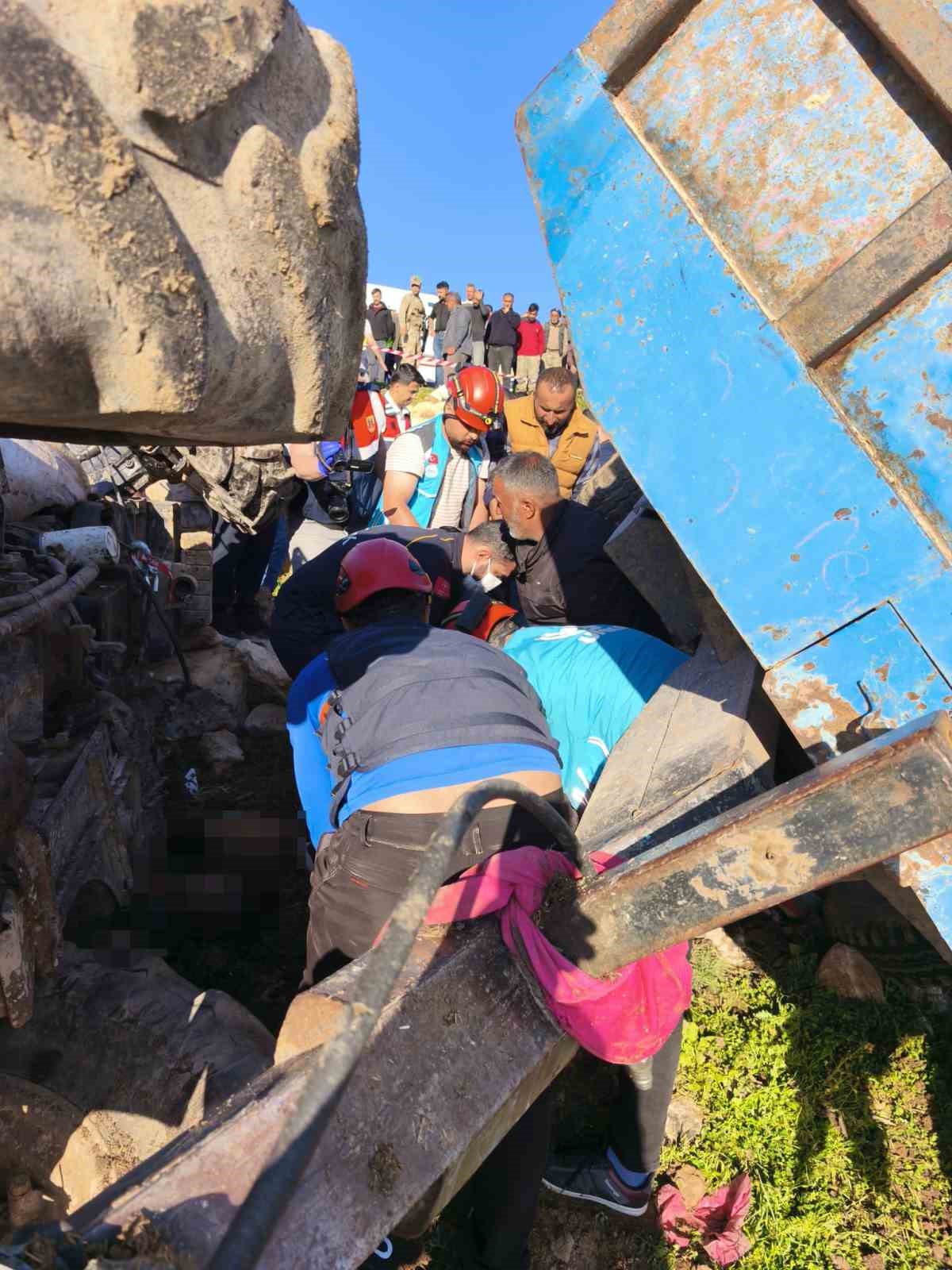 Siirt’te traktör devrildi: 2 ölü, 1 yaralı
