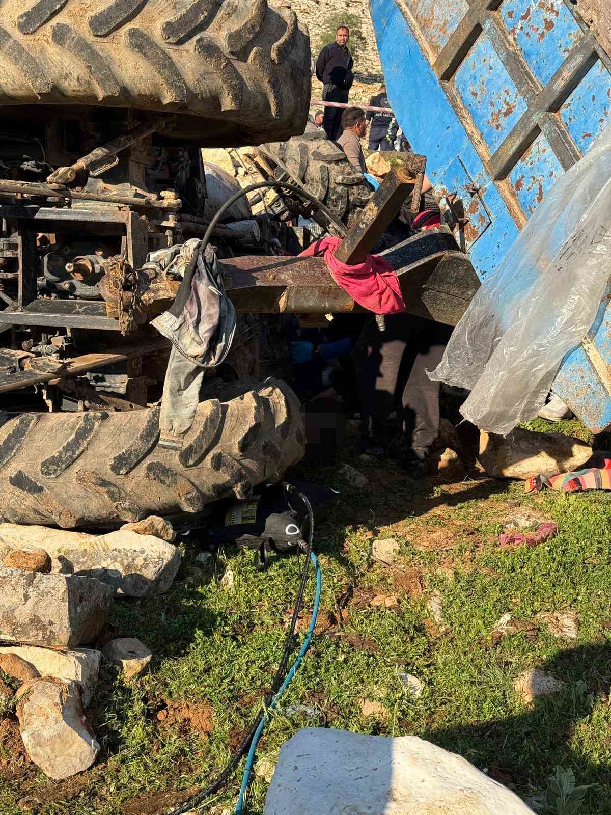 Siirt&rsquo;te trakt&ouml;r devrildi: 2 &ouml;l&uuml;, 1 yaralı
