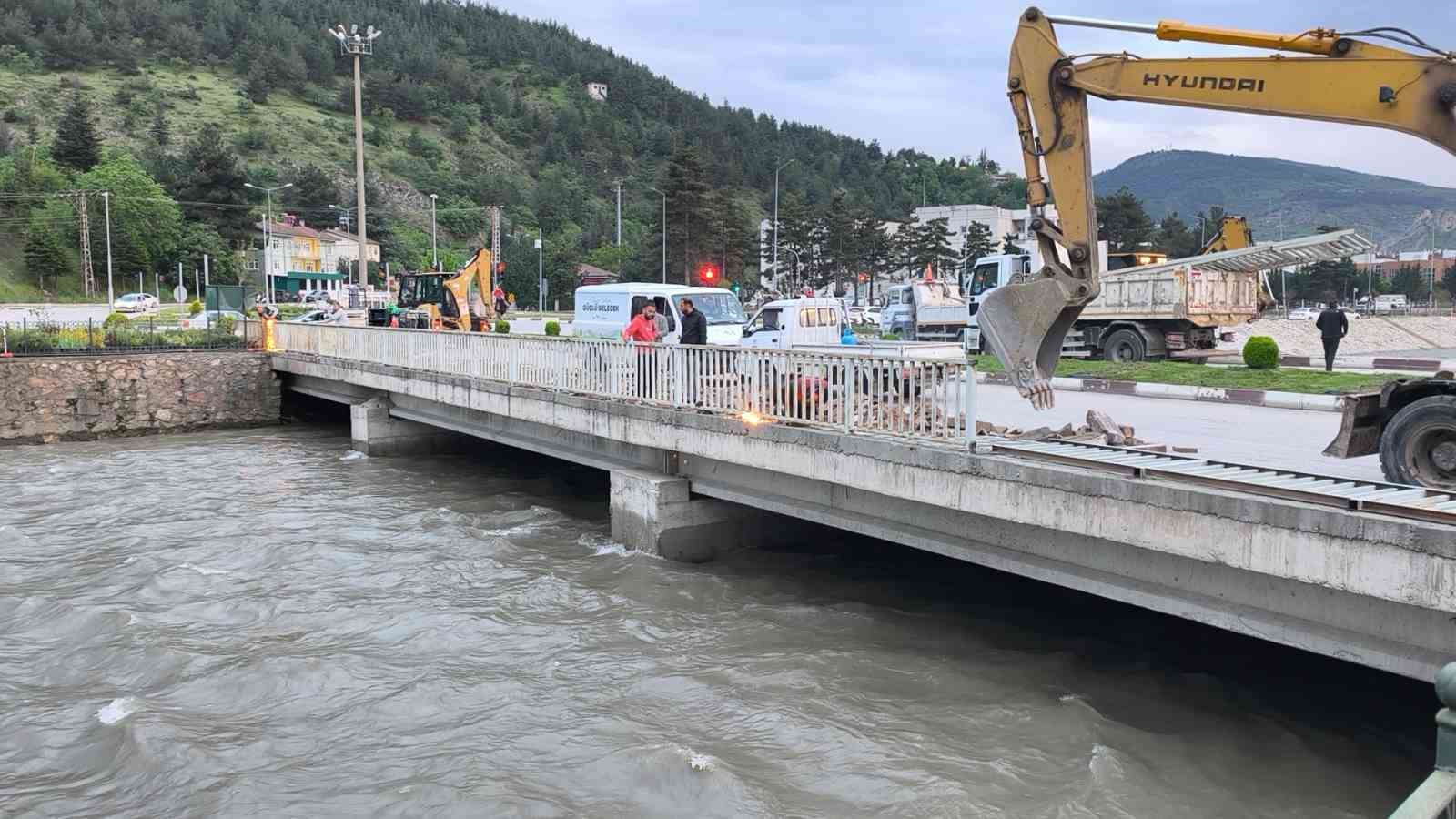 Tokat&rsquo;ta Yeşilırmak&rsquo;ın taşması sonucu şehir i&ccedil;in taşkın riski oluşturan &Ccedil;edaş K&ouml;pr&uuml;s&uuml;&rsquo;n&uuml;n yıkımı i&ccedil;in Tokat Belediyesi ekipleri tarafından &ccedil;alışma başlatıldı.
