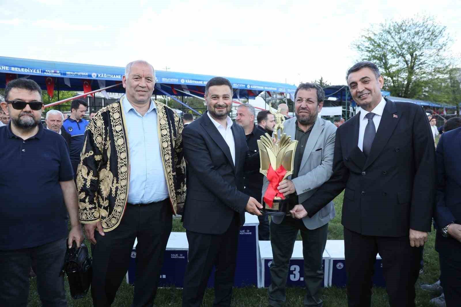 32. Kağıthane Yağlı G&uuml;reşleri&rsquo;nde Se&ccedil;kin Duman başpehlivan oldu
