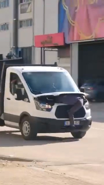 Seyir halindeki kamyonetin motorunu açıp arızayı tespit etmeye çalıştı
