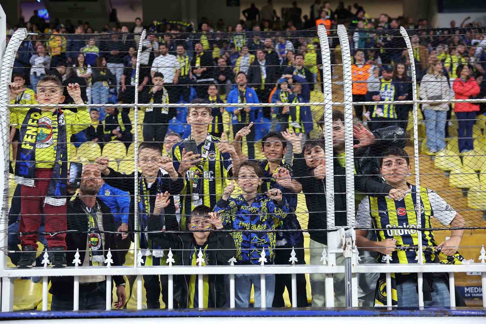 Trendyol S&uuml;per Lig: Fenerbah&ccedil;e: 0 - Ey&uuml;pspor: 2 (İlk yarı)

