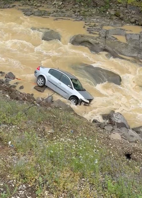 Dereye uçan otomobilin sürücüsü kazayı ucuz atlattı