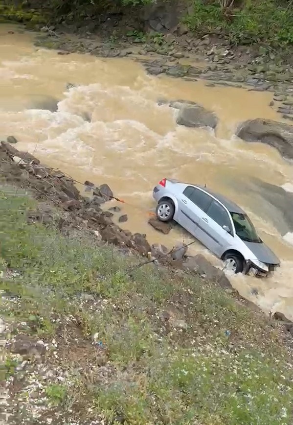 Dereye u&ccedil;an otomobilin s&uuml;r&uuml;c&uuml;s&uuml; kazayı ucuz atlattı
