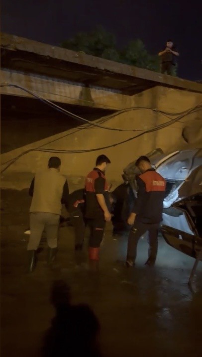 Osmaniye&rsquo;de otomobil k&ouml;pr&uuml;den su kanalına u&ccedil;tu: 3 yaralı
