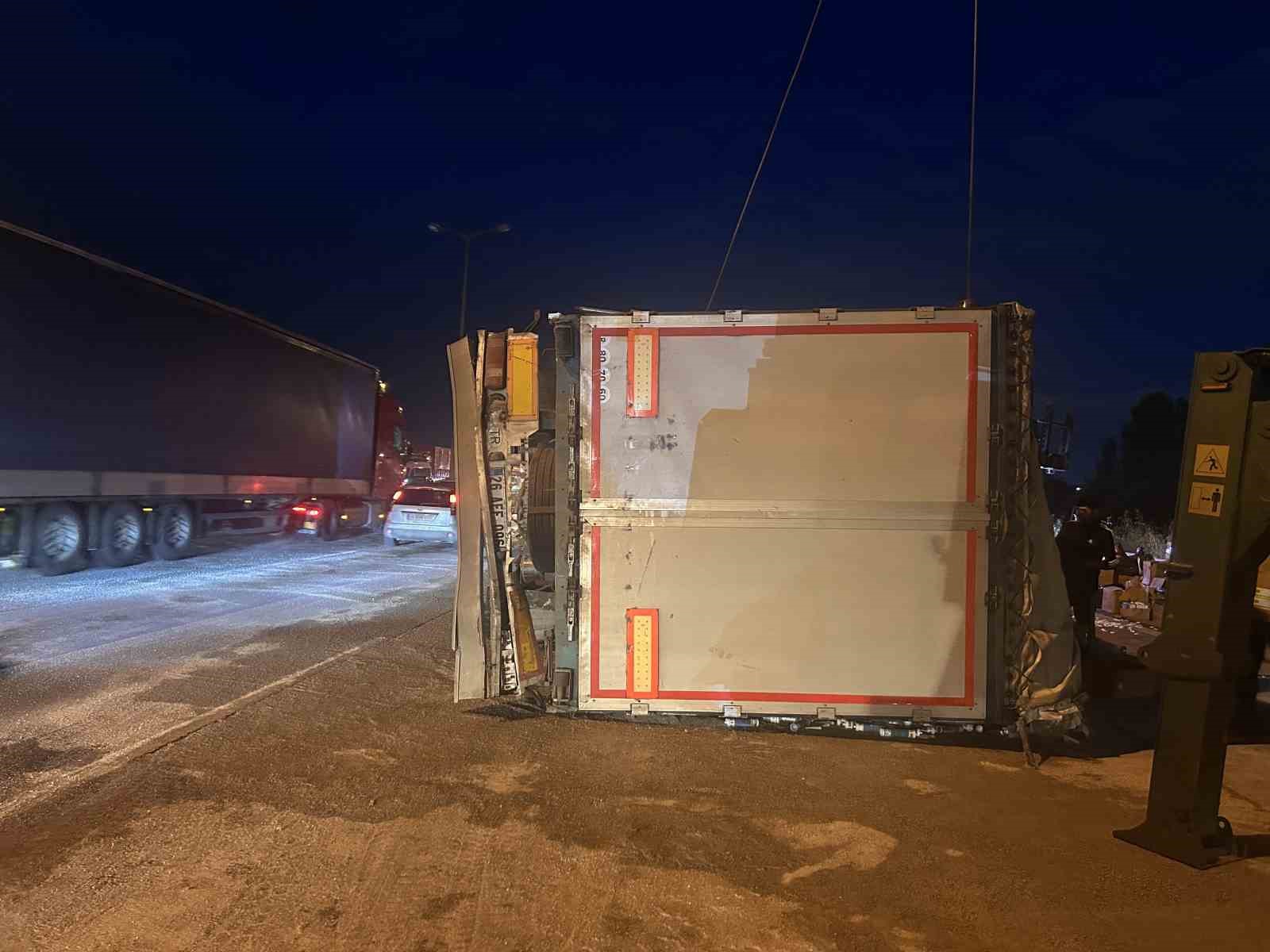Pendik&rsquo;te tır dorsesi devrildi: Kurtarma &ccedil;alışması sırasında tır da yan yattı
