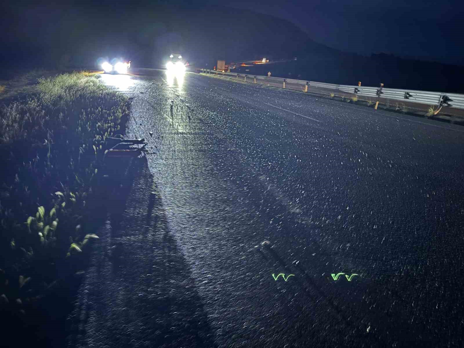 D100&rsquo;de otomobil bariyerlere &ccedil;arptı: 2 yaralı
