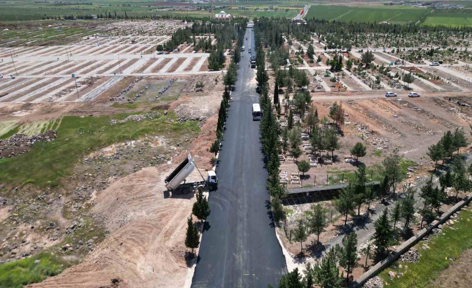 Bayram öncesi yeni asri aile mezarlıktaki yollar yenilendi