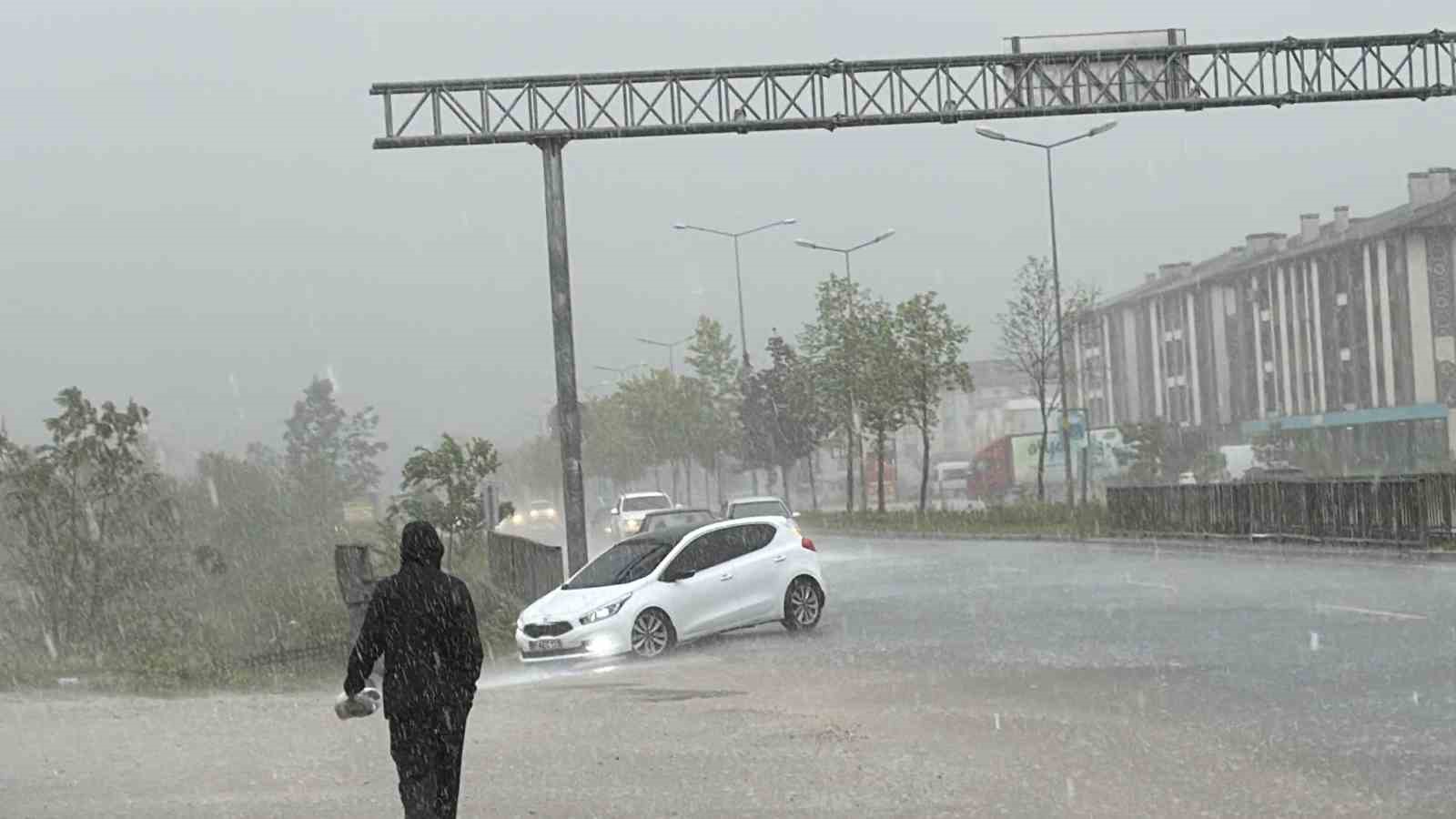 Aniden bastıran sağanak Düzcelileri hazırlıksız yakaladı