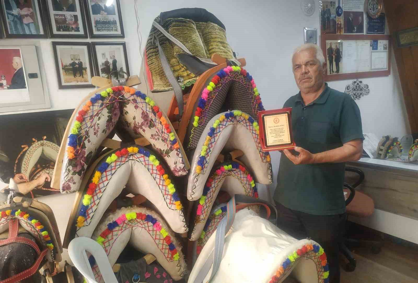 Hazine ve Maliye Bakanlığı’ndan Beypazarlı semerci ustasına plaket