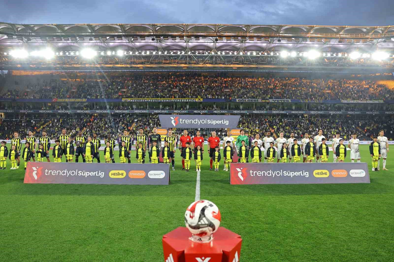 Trendyol Süper Lig: Fenerbahçe: 0 - Eyüpspor: 2 (İlk yarı)
