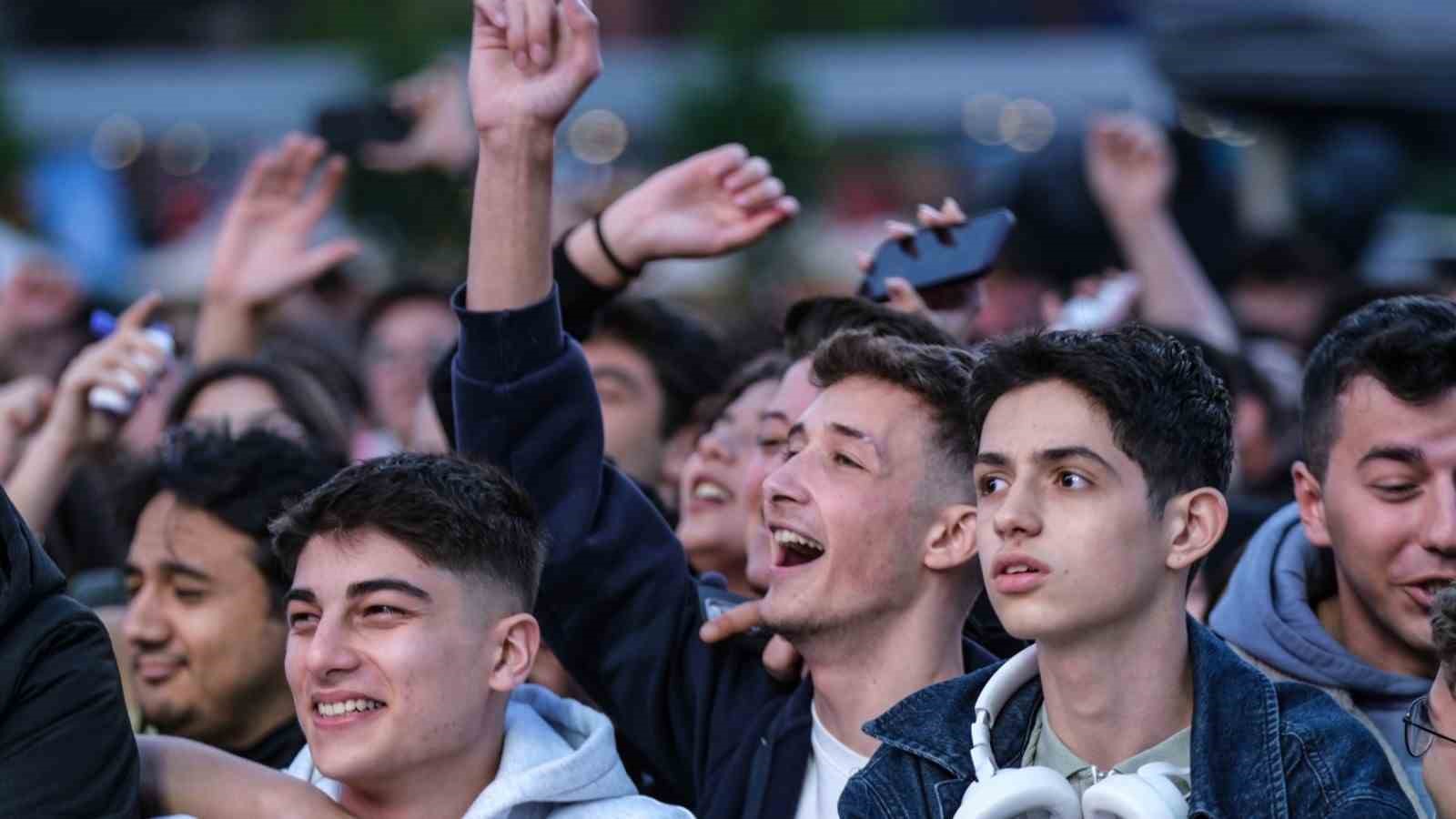 &Uuml;nl&uuml; rap&ccedil;i Ceza, Kocaeli&rsquo;de on binleri coşturdu

