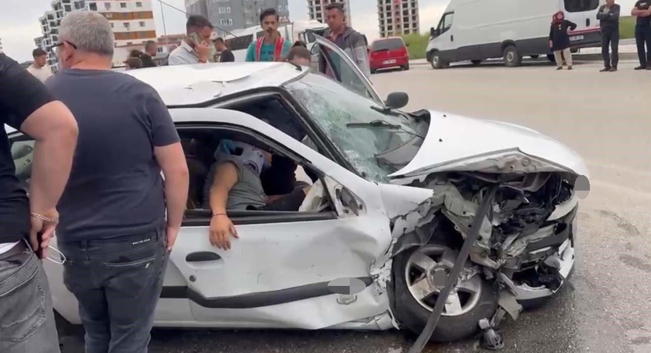 Edirne&rsquo;de iki otomobil &ccedil;arpıştı: 1 yaralı

