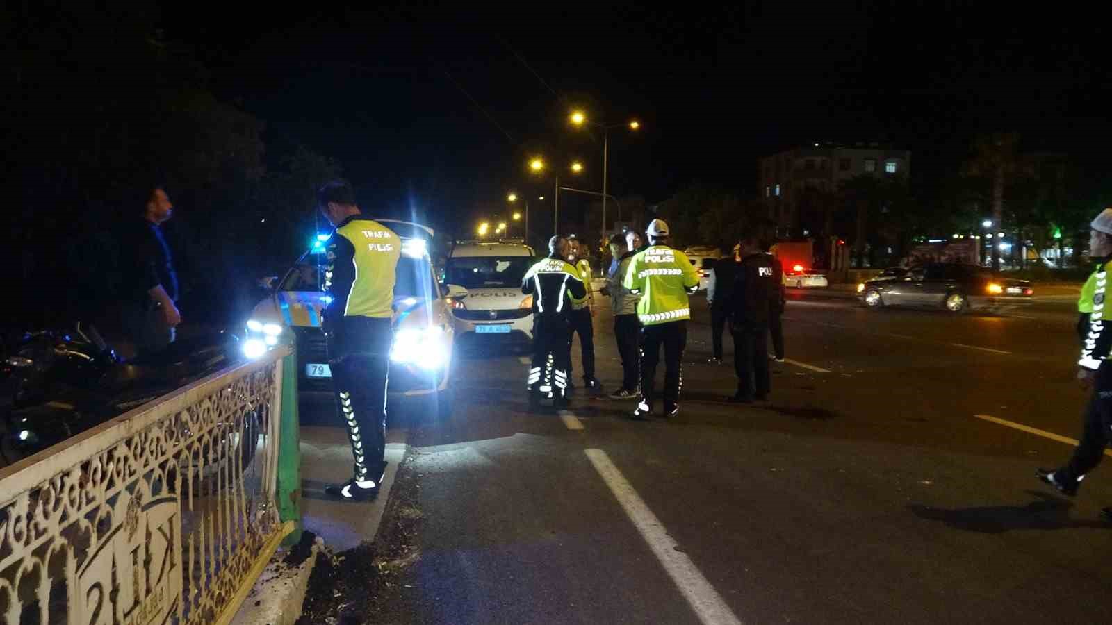 Kilis&rsquo;te feci kaza: Tır ile &ccedil;arpışan motosikletteki 2 kişi ağır yaralandı

