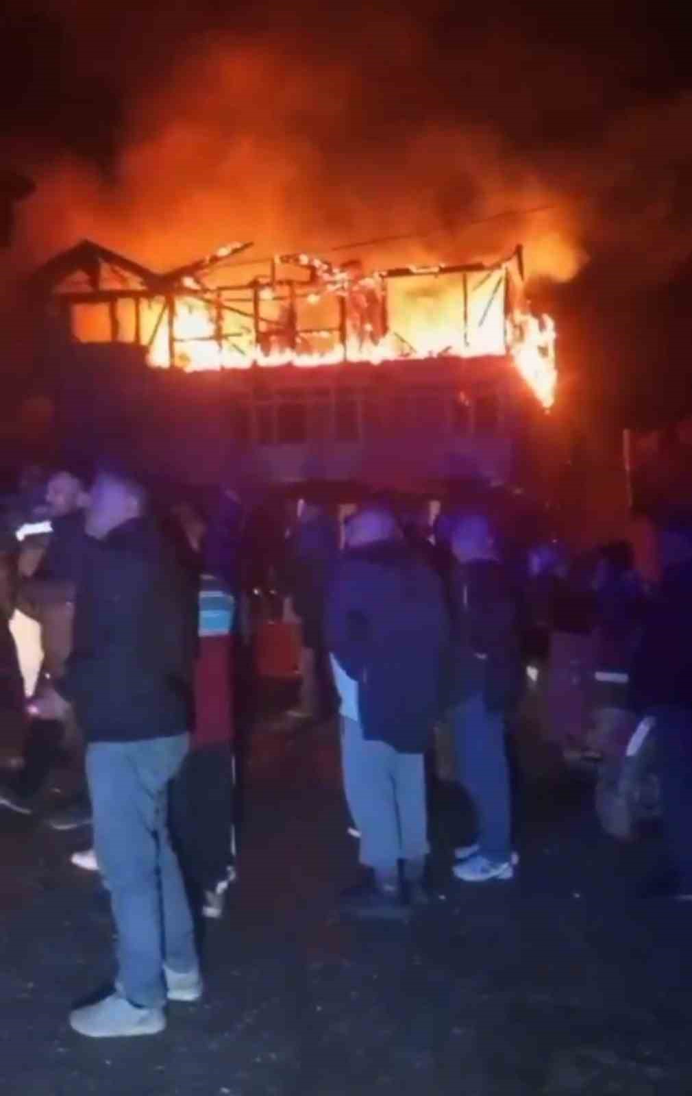 Amasra&rsquo;da bir evde &ccedil;ıkan yangın k&ouml;y konağına ve camiye sı&ccedil;radı
