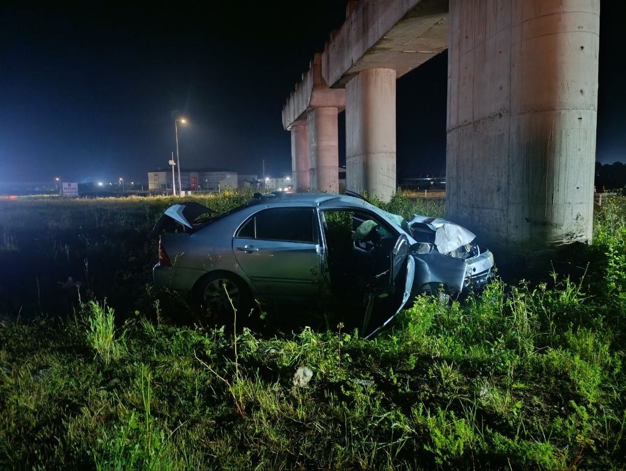 Kontrolden &ccedil;ıkan otomobil k&ouml;pr&uuml; ayağına &ccedil;arparak durdu:  2 yaralı
