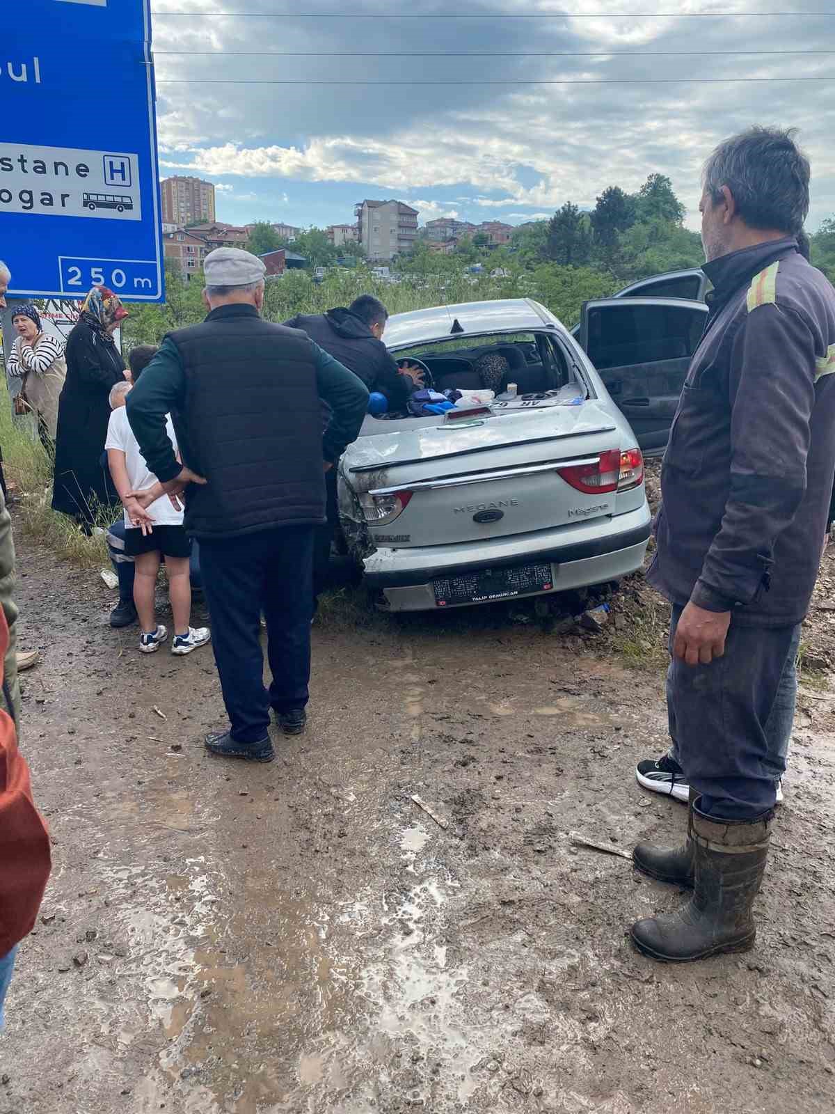 Tır virajı alamadı: Aynı aileden 5 kişi yaralandı
