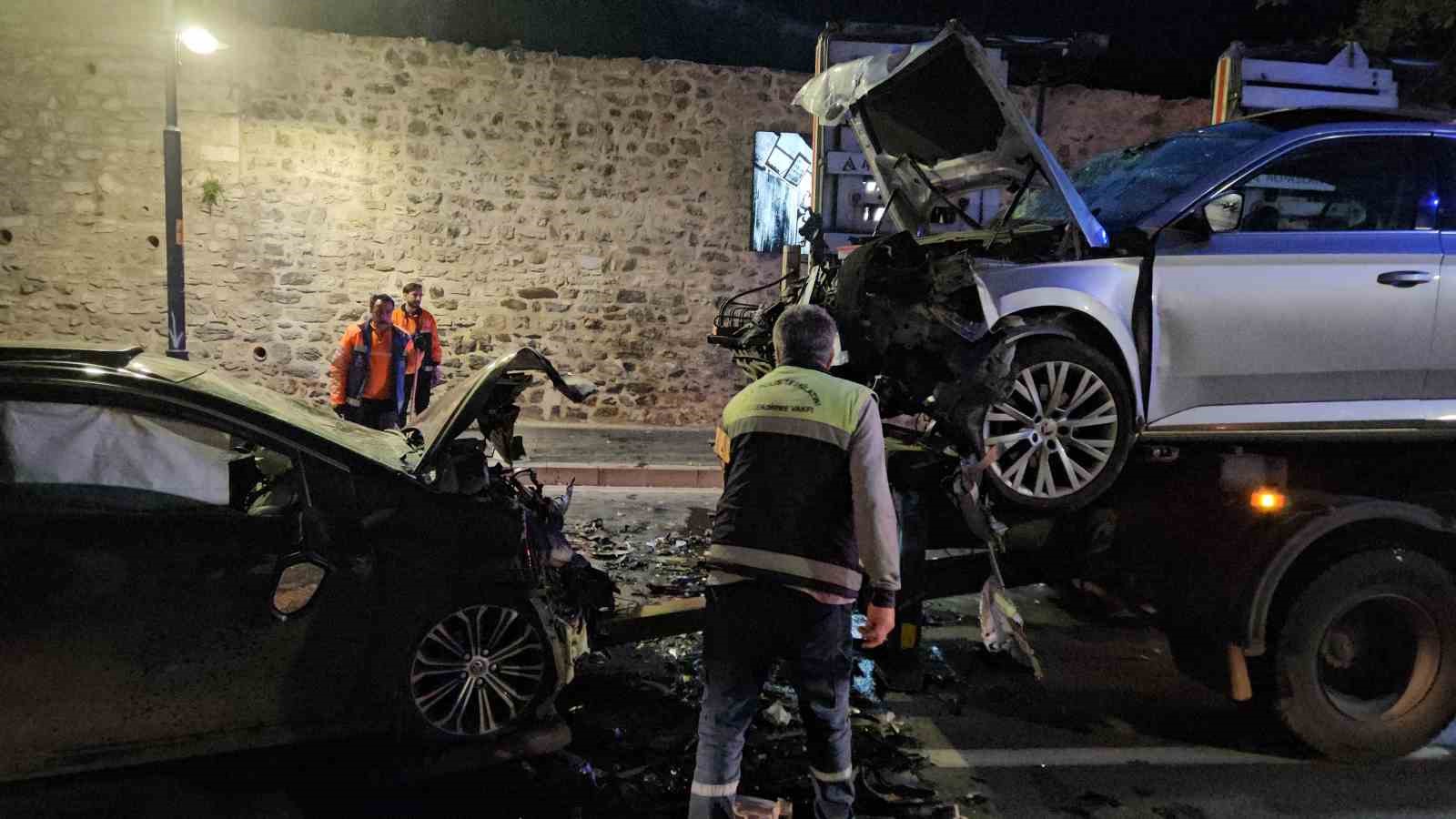 Beşiktaş&rsquo;ta iki otomobil kafa kafaya &ccedil;arpıştı: 9 yaralı
