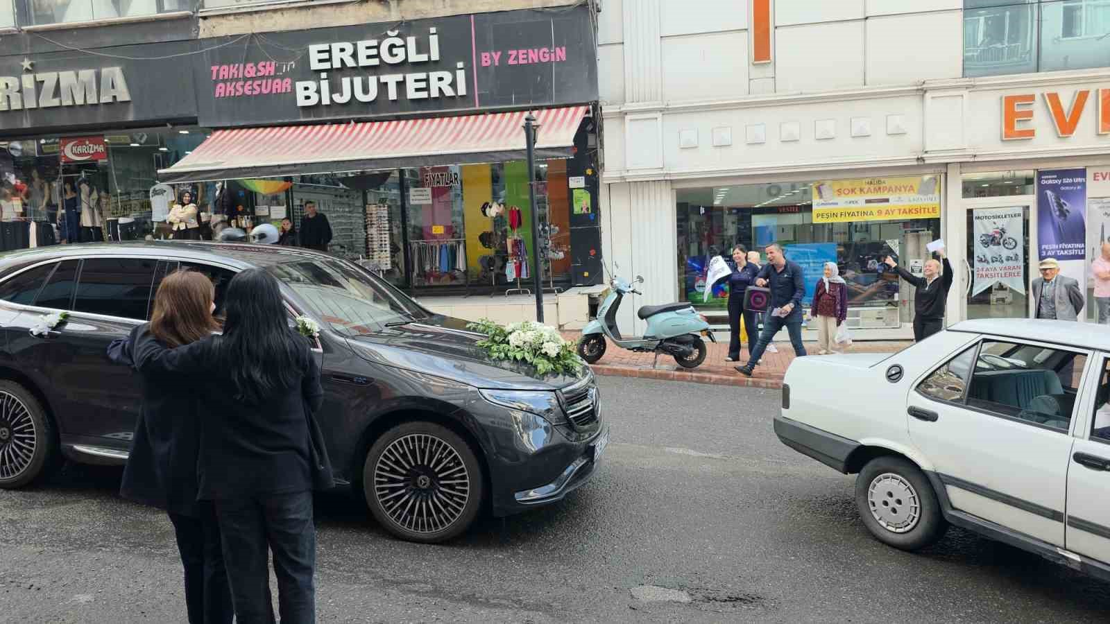 D&uuml;ğ&uuml;n konvoyunu zincirli s&uuml;rpriz durdurdu
