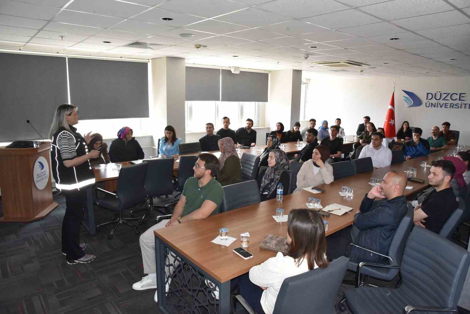 Düzce Üniversitesi’nde en iyi narkotik polisi anne konferansı