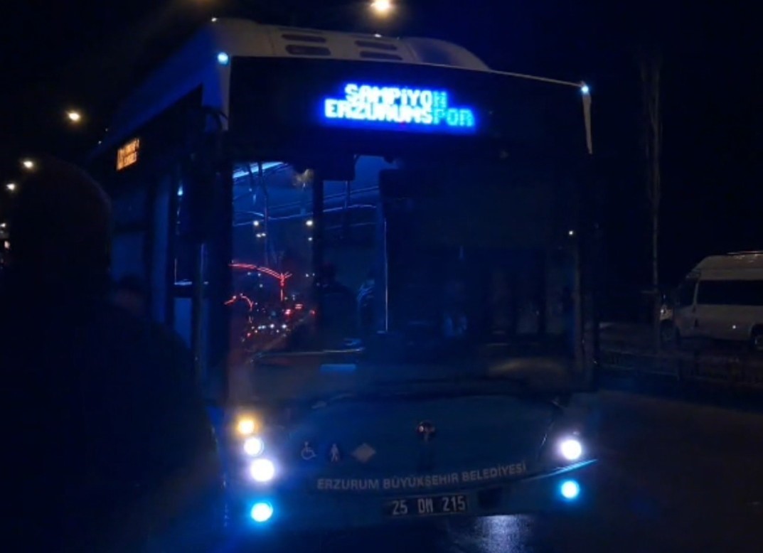 Erzurumspor&rsquo;un şampiyonluğu trafik ışıklarına yazıldı
